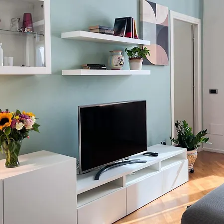 Porta Venezia Elegante شقة
