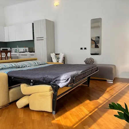 Porta Venezia Elegante شقة