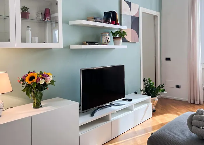 Porta Venezia Elegante شقة